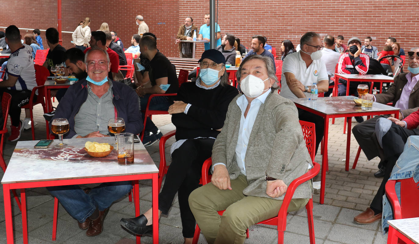 Los seguidores blanquivioletas han buscado soluciones para llevar la grada del Zorrilla a su terraza o bar favorito