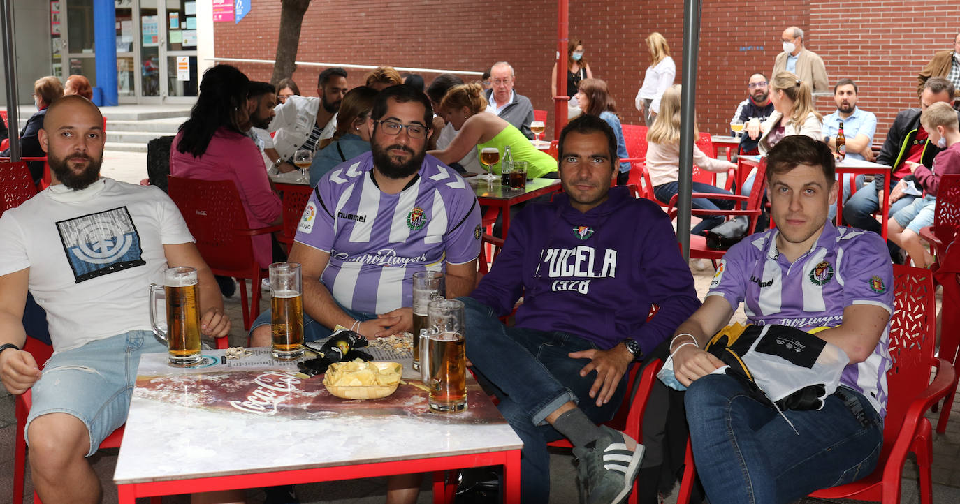 Los seguidores blanquivioletas han buscado soluciones para llevar la grada del Zorrilla a su terraza o bar favorito