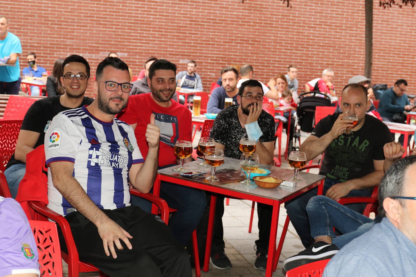 Los seguidores blanquivioletas han buscado soluciones para llevar la grada del Zorrilla a su terraza o bar favorito