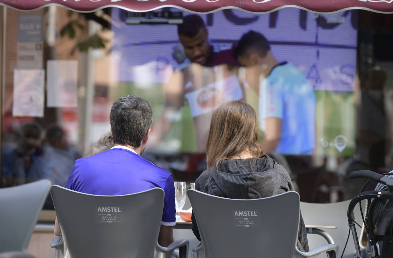 Los seguidores blanquivioletas han buscado soluciones para llevar la grada del Zorrilla a su terraza o bar favorito