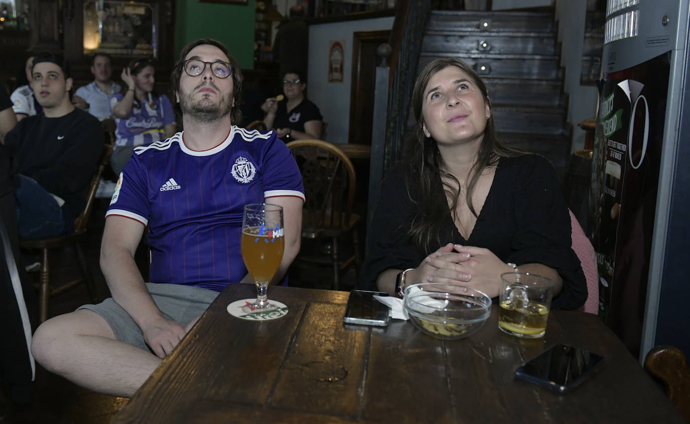 Los seguidores blanquivioletas han buscado soluciones para llevar la grada del Zorrilla a su terraza o bar favorito