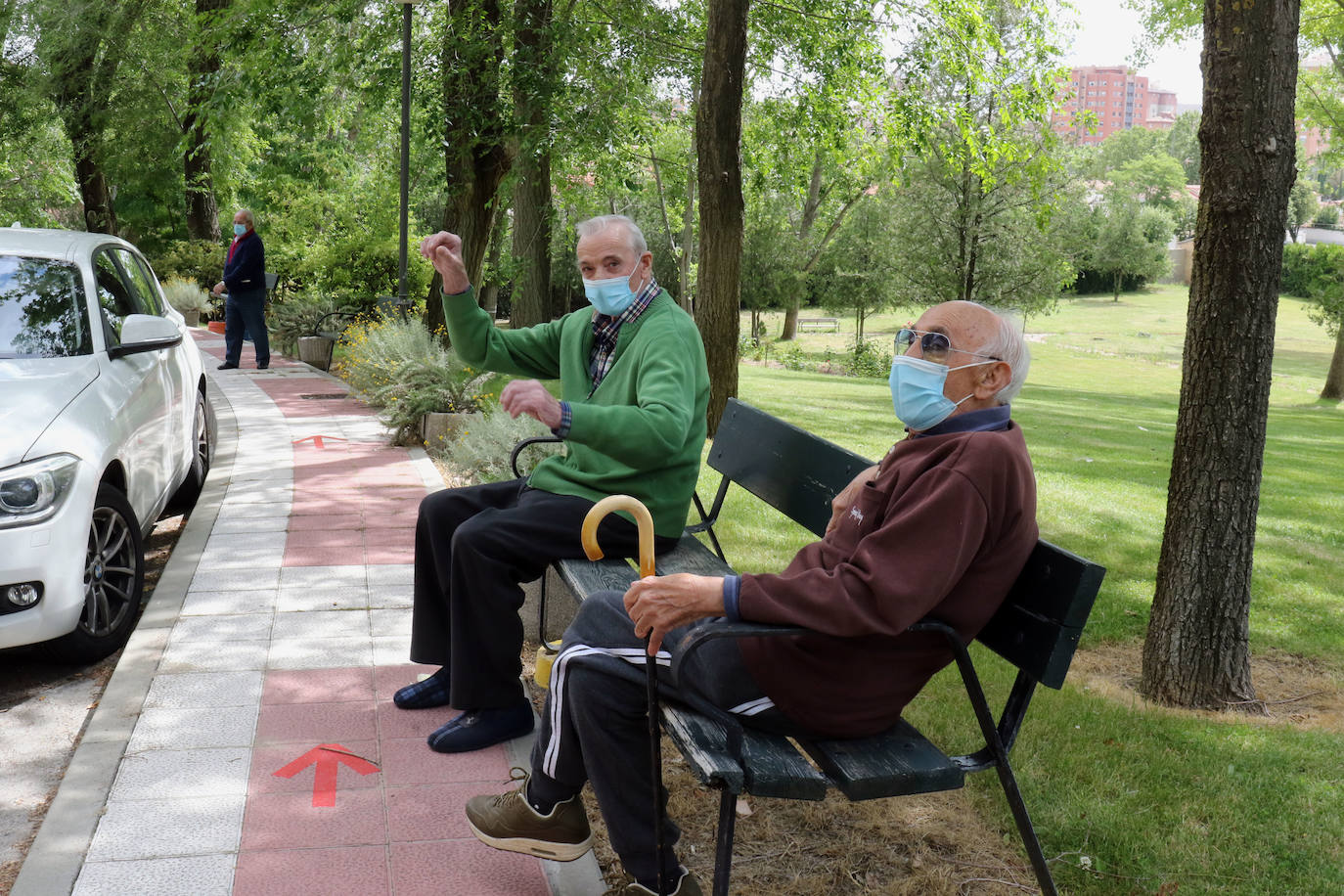 Con un control férreo de las distancias y la cafetería reconvertida en locutorio para la desecalada, lor residentes han podido ver de nuevo a sus familiares 