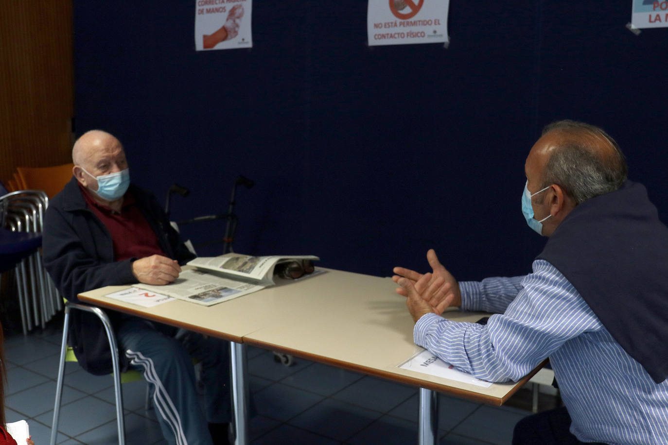 Con un control férreo de las distancias y la cafetería reconvertida en locutorio para la desecalada, lor residentes han podido ver de nuevo a sus familiares 