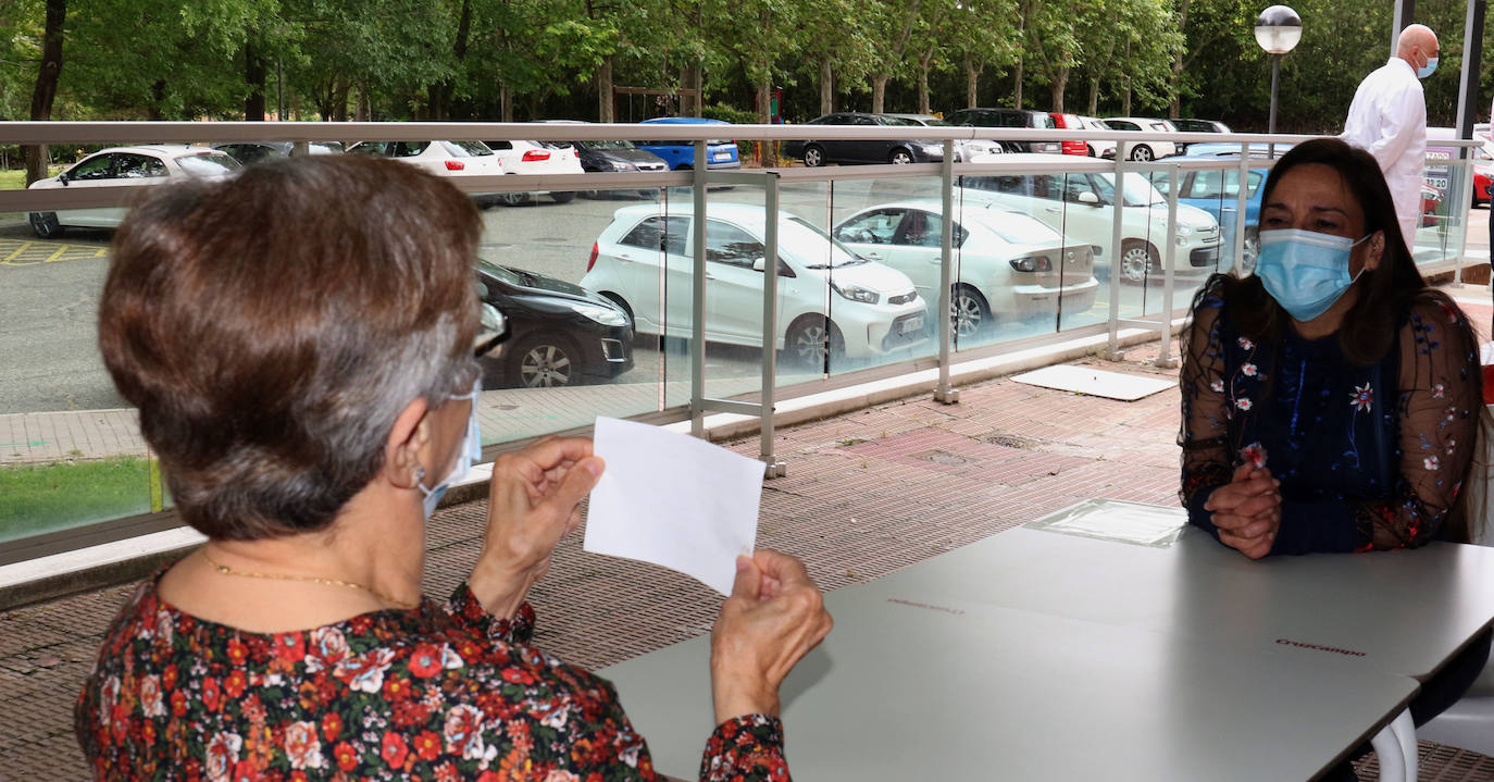 Con un control férreo de las distancias y la cafetería reconvertida en locutorio para la desecalada, lor residentes han podido ver de nuevo a sus familiares 