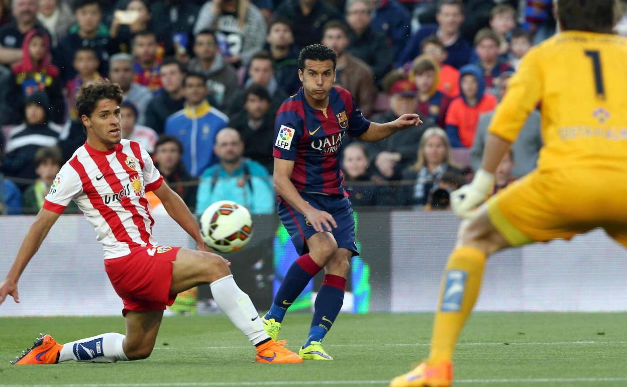 Pedro Rodríguez, del Barcelona, pasa el balón ante el defensa del Almería Antonio Marín en 2015. 