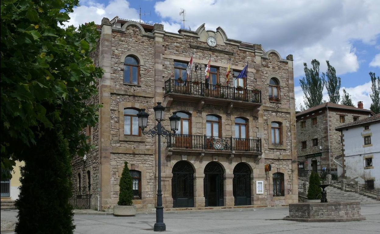 Fachada del Ayuntamiento de Barruelo de Santullán. 