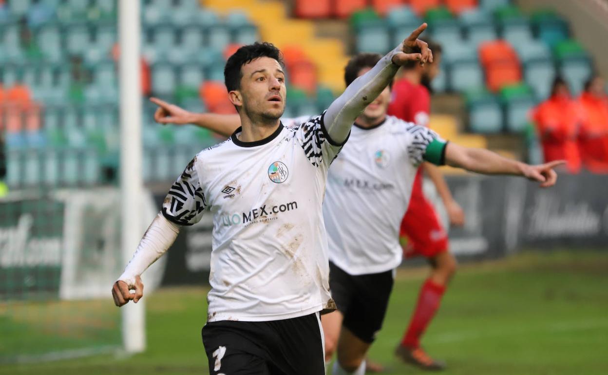 Hugo Díaz celebra su gol al Calahorra.