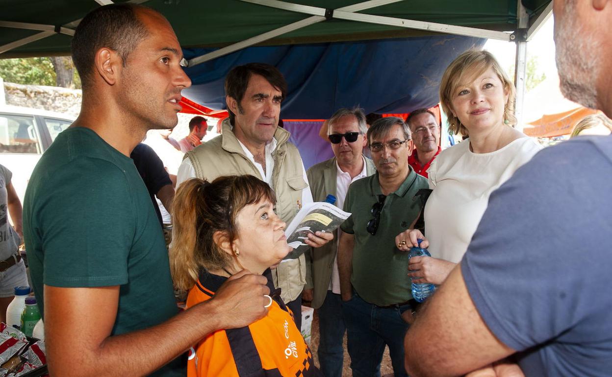 El alcalde de La Granja, Samuel Alonso (izquierda), junto al consejero Juan Carlos Suárez Quiñones, en el campamento base durante las tareas de extinción del fuego. Óscar Costa