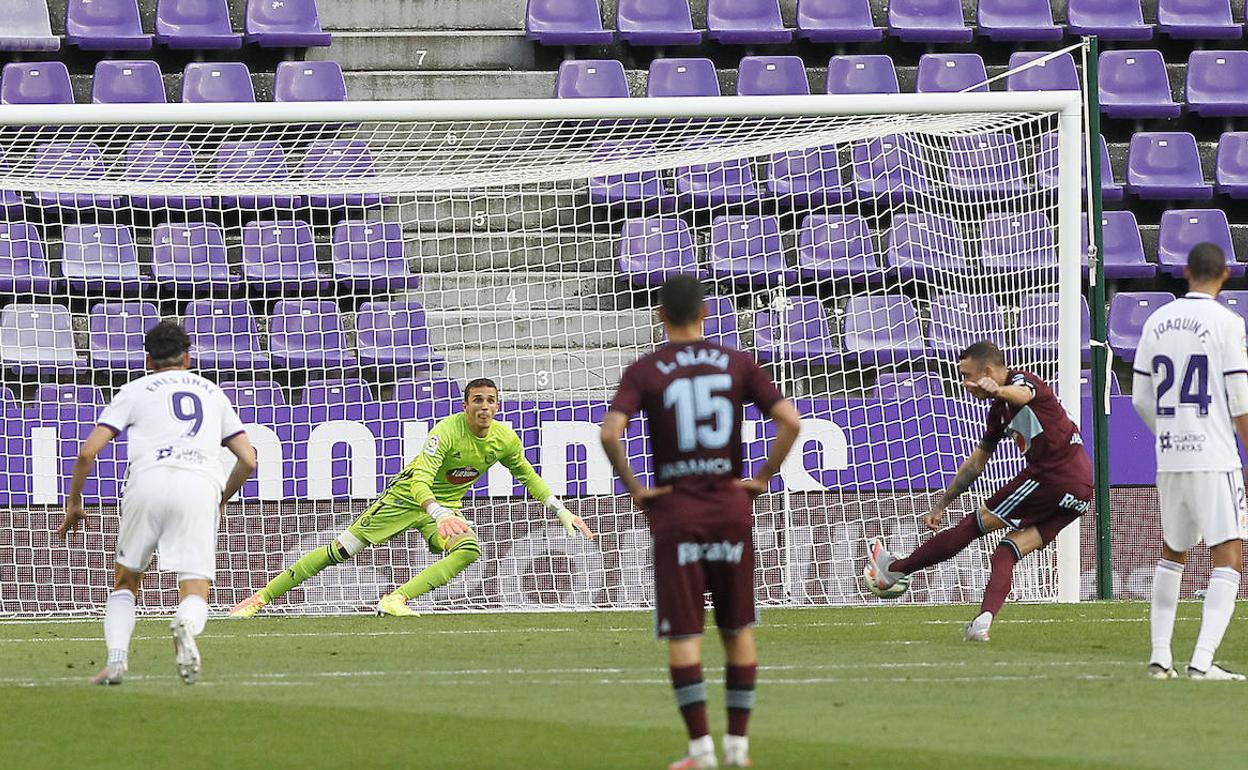 Masip adivina el lanzamiento en el penalti lanzado por Iago Aspas. 