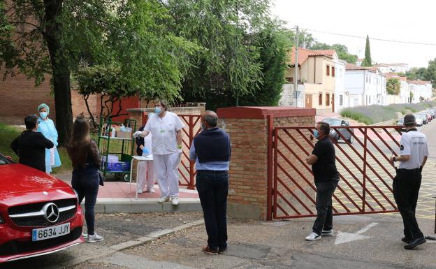 Imagen principal - Coronavirus en Valladolid: «¿No se puede achuchar a nadie?»