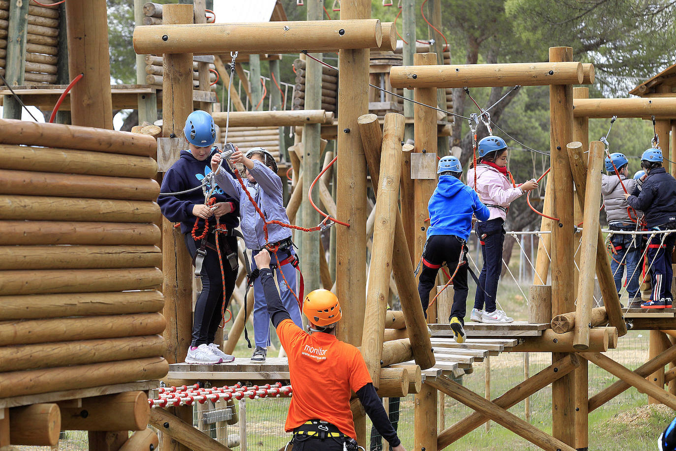 Un monitor da indicaciones a los chavales en una de las actividades del parque de aventuras del Pinar de Antequera.