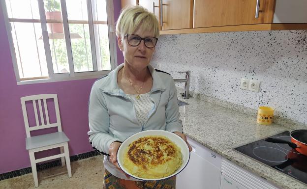 Emi muestra el resultado de la tortilla.