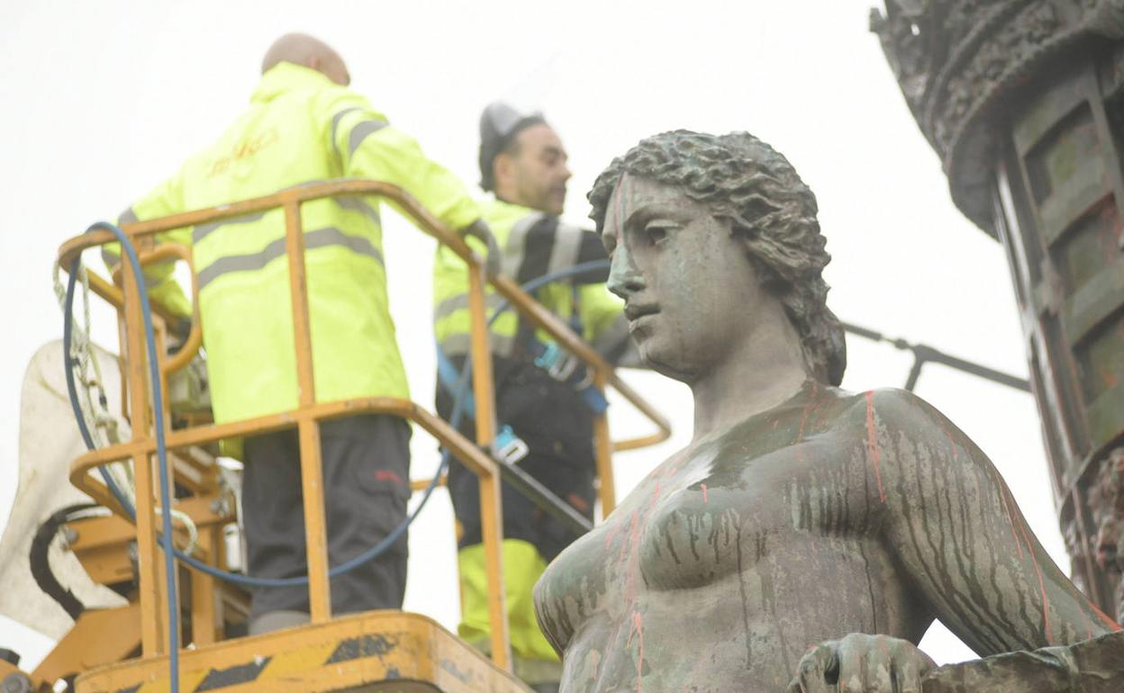 Limpieza de la estatua de Colón en octubrede 2019.