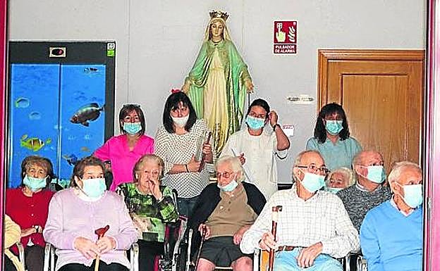 Sus compañeros de residencia le cantaron unas coplas dedicadas a su vida.