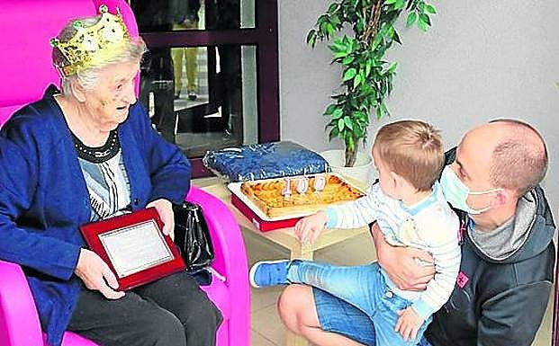 Petra Cantero posa ayer con su nieto y su biznieto. 