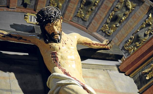 Imagen principal - Arriba, el Cristo de la iglesia de San Miguel; Interior de la iglesia, con el altar mayor al fondo y a la derecha, Ermita de la Virgen de las Puertas. 