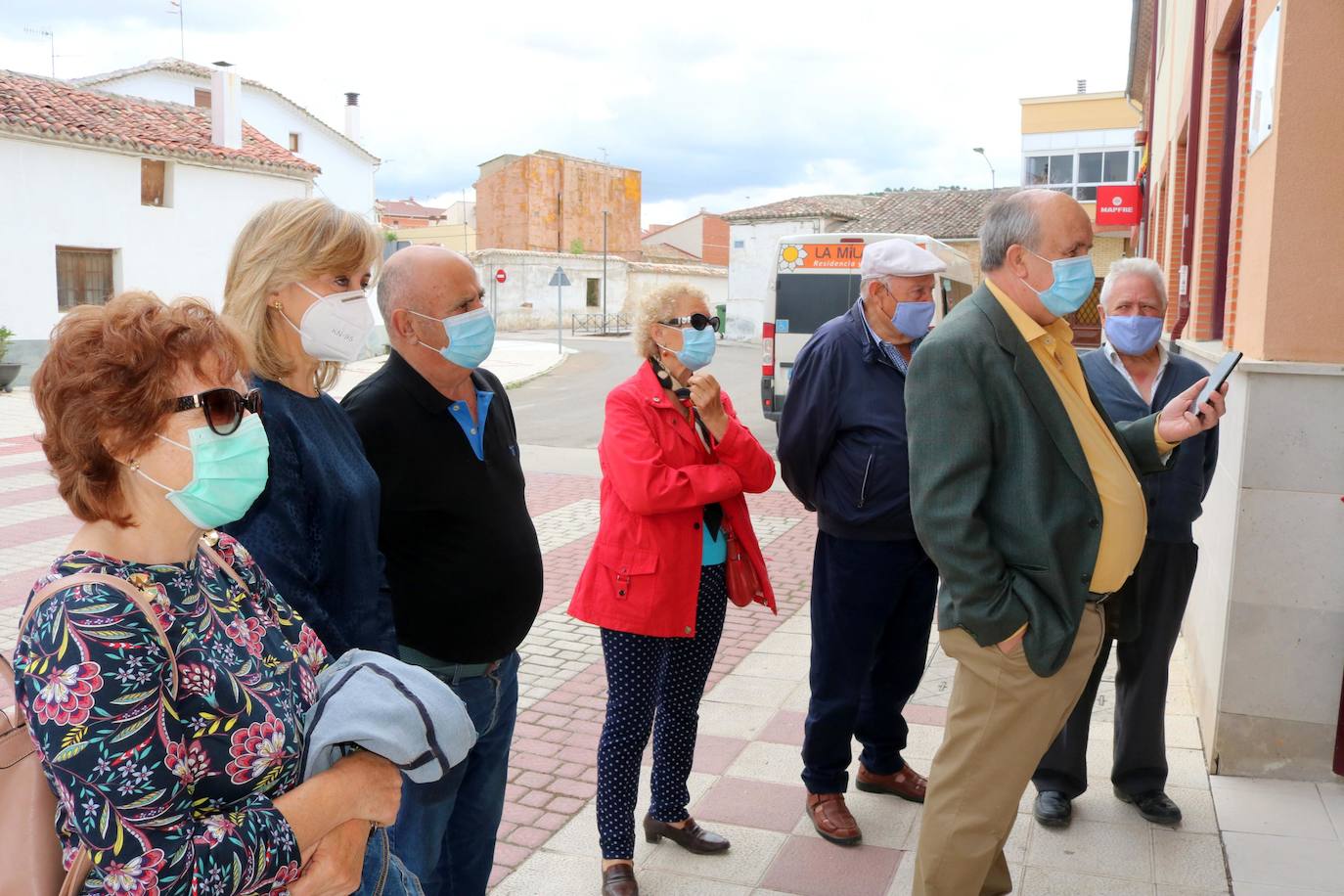 Petra Cantero recibe la felicitación en la residencia.