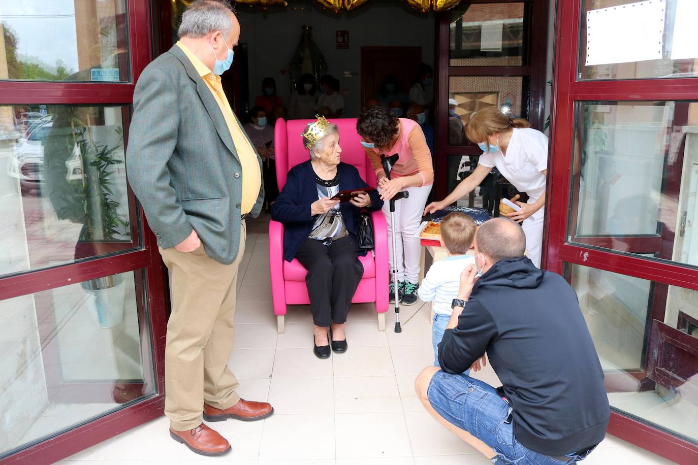 Petra Cantero recibe la felicitación en la residencia.