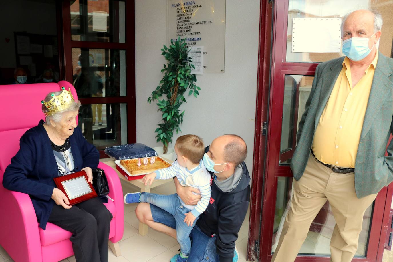 Petra Cantero recibe la felicitación en la residencia.