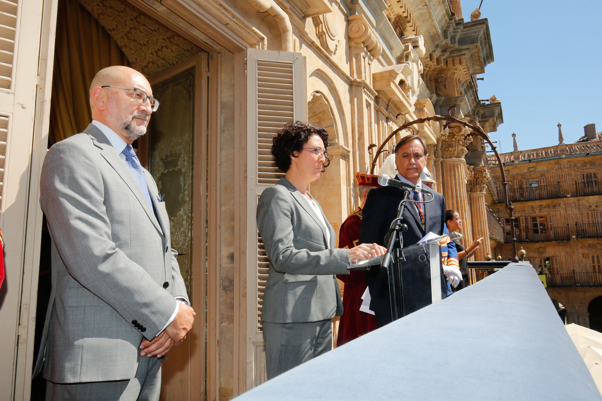 El alcalde, al fondo, junto a la pregonera de lasferias fiestas del pasado año.