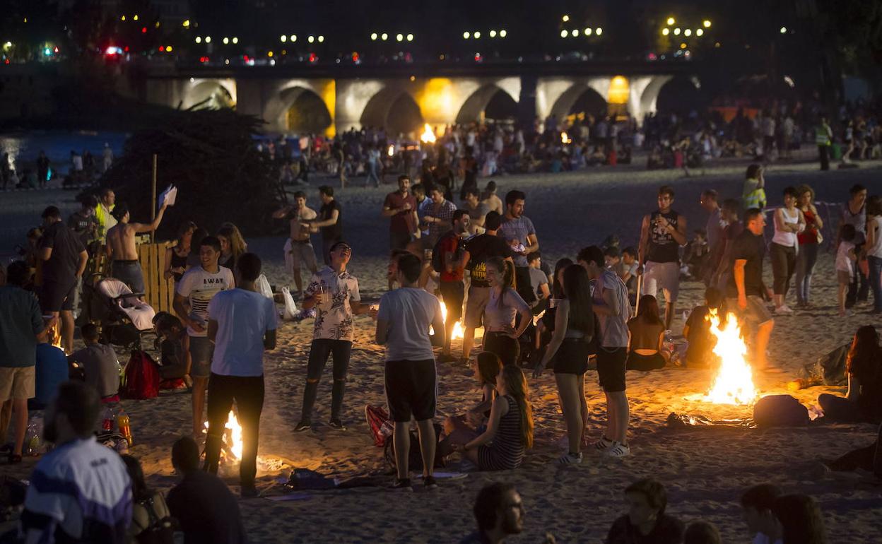 Noche de San Juan en la Playa de las Moreras, en 2017. 