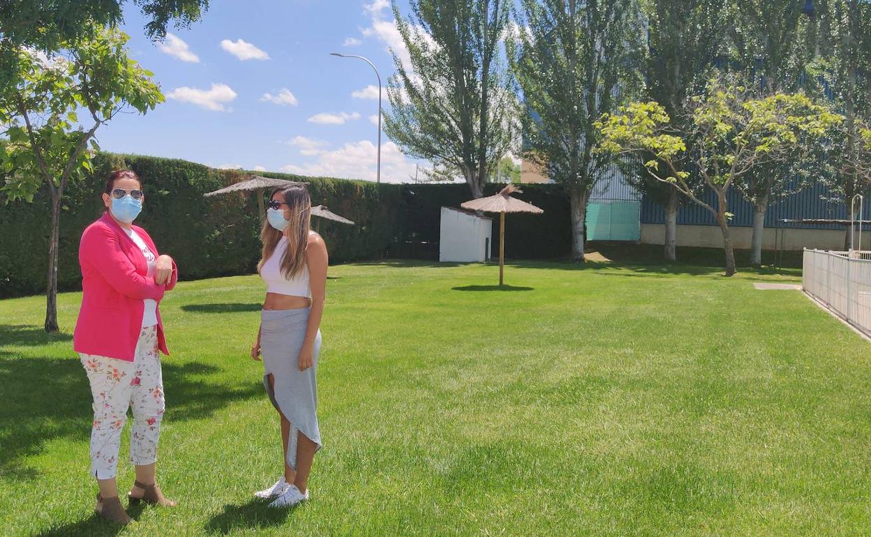 Responsables municipales, en las piscinas de la localidad. 