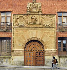 Imagen secundaria 2 - Arriba, decoración en el interior de Casa Solita; Puente de Benavente y a la derecha, entrada del hospital de la Piedad de Benavente. 