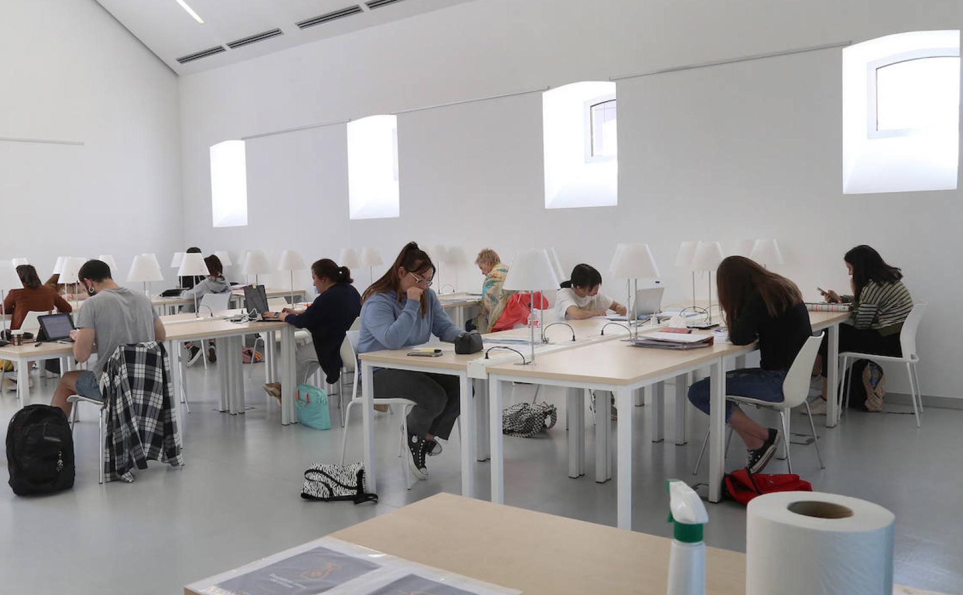 Estudiantes en una de las salas. 