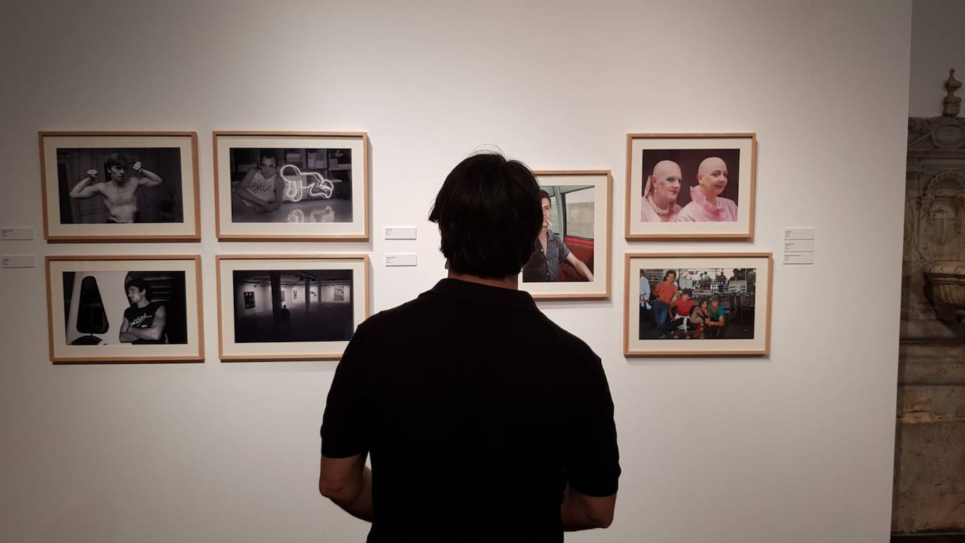 Un vistante delante de las fotografías de Javier Porto, en Las Francesas. 