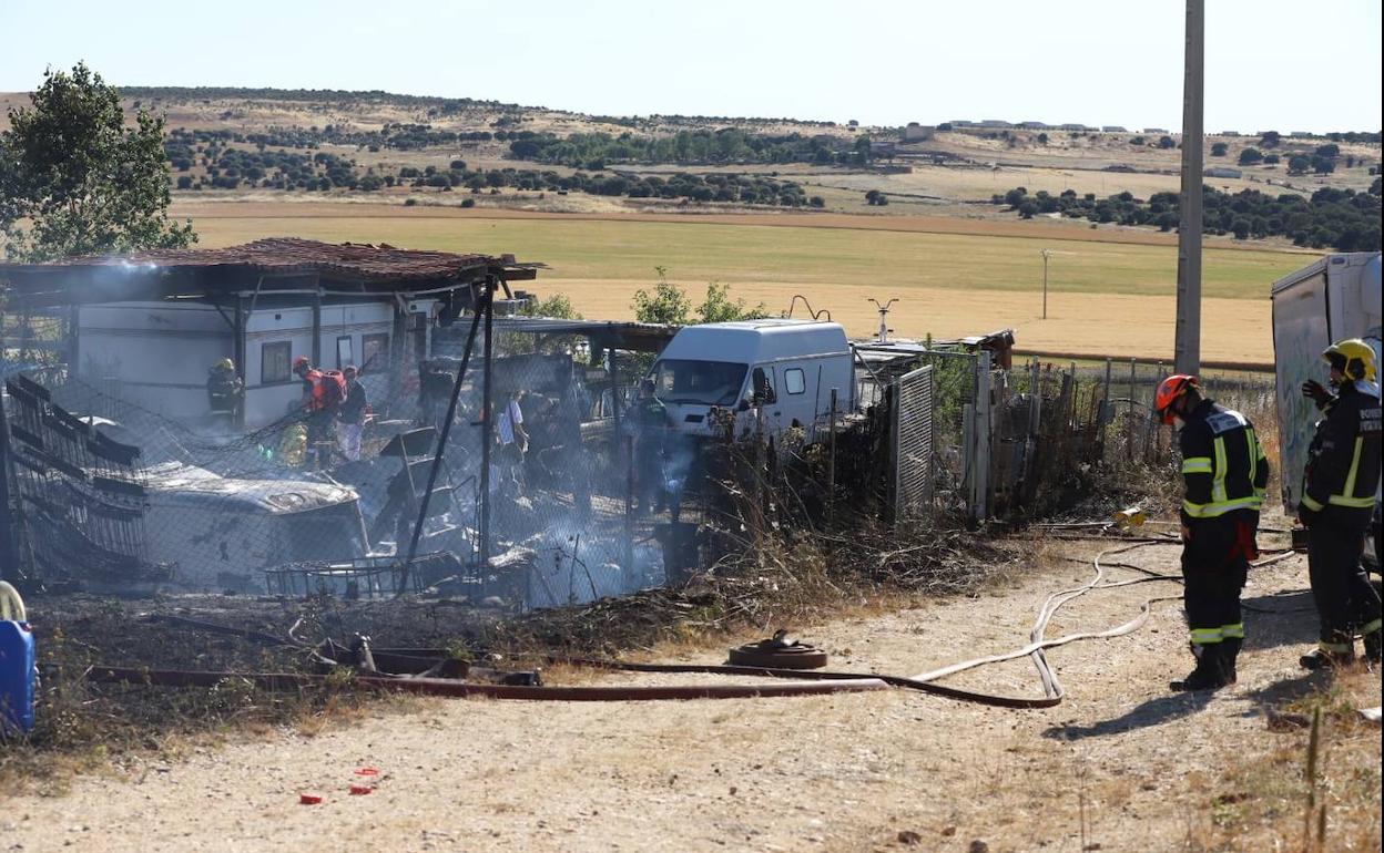 Bomberos, Guardia Civil y autoridades sanitarias, en el lugar del incendio.