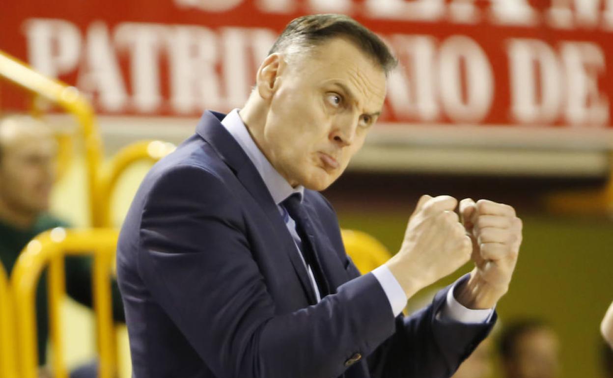 Roberto Íñiguez, nuevo técnico de Avenida, en una visita a Würzburg en la Euroliga.