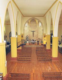 Imagen secundaria 2 - Arriba, iglesia Parroquial de Santa María; el molino, de propiedad privada, muestra de conservación y a su derecha, vista general del interior de la Iglesia de Santa María.