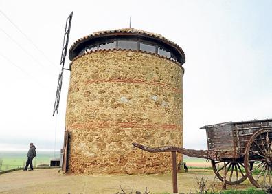 Imagen secundaria 1 - Arriba, iglesia Parroquial de Santa María; el molino, de propiedad privada, muestra de conservación y a su derecha, vista general del interior de la Iglesia de Santa María.