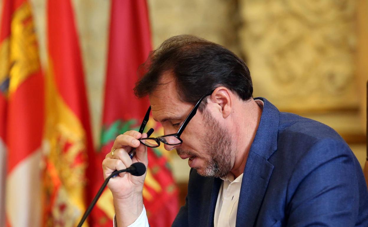 Óscar Puente, durante una rueda de prensa. 