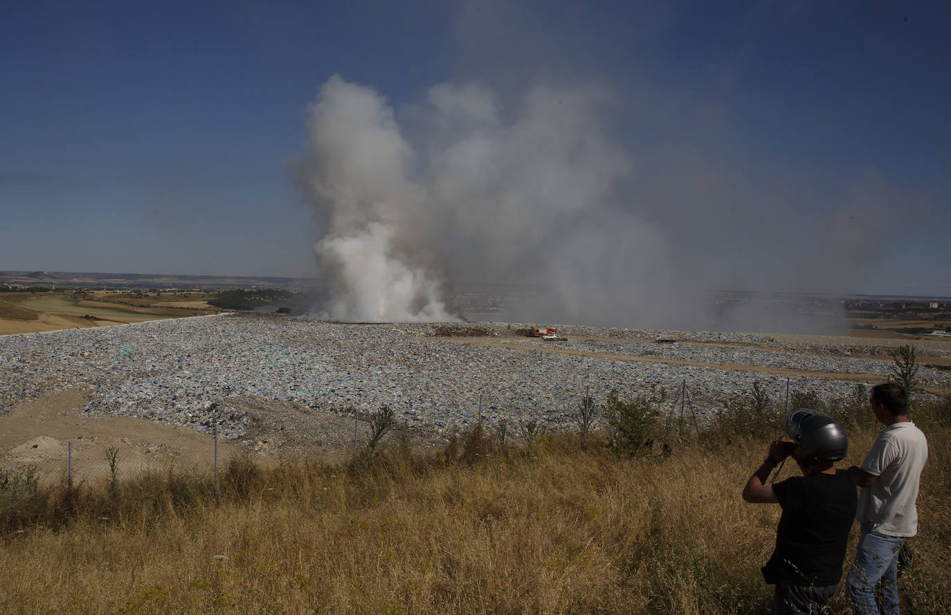 Fotos: Incendio en el vertedero de Villanubla (Valladolid)