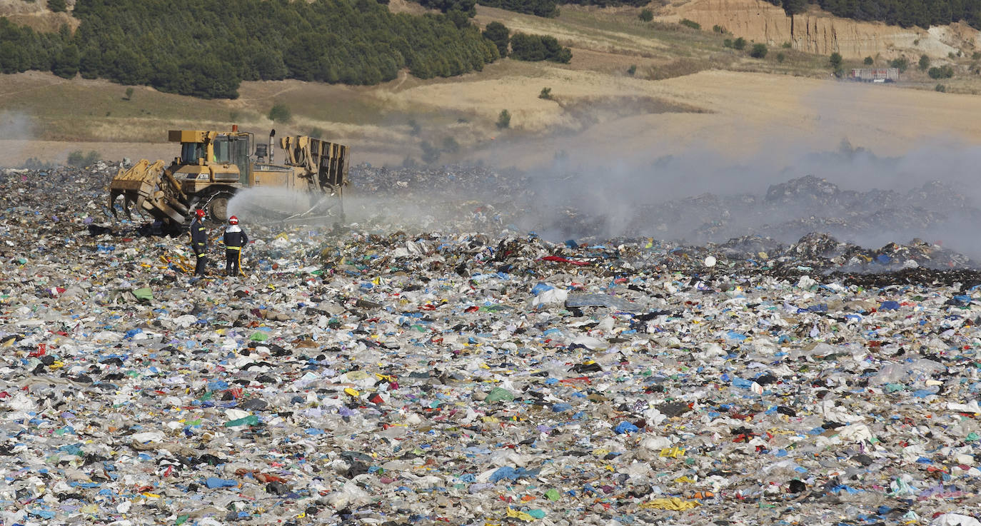 Fotos: Incendio en el vertedero de Villanubla (Valladolid)
