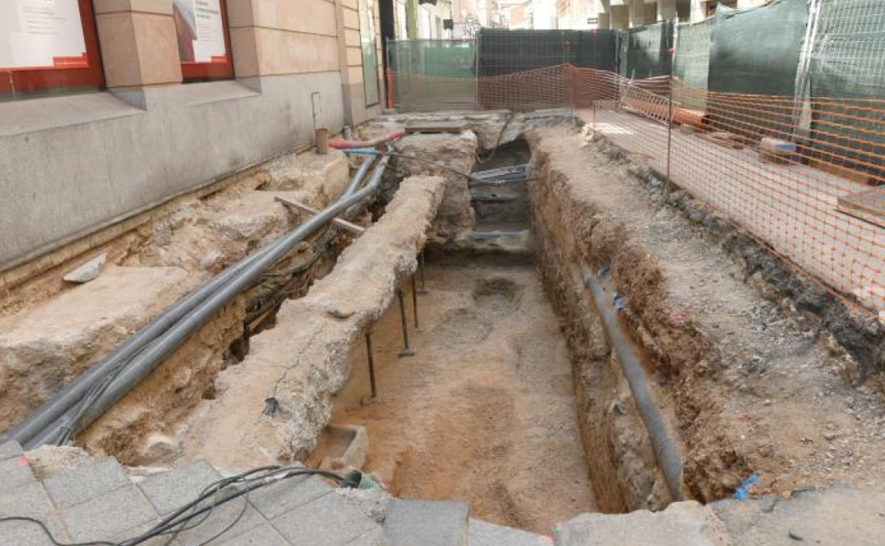 Estado actual de las excavaciones, ahora paralizadas, de la capilla de la calle Constitución.