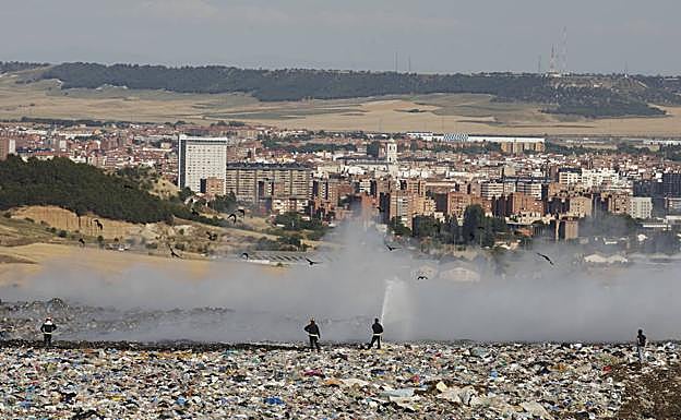 Incendio en el vertedero de residuos urbanos, ubicado en Villanubla.