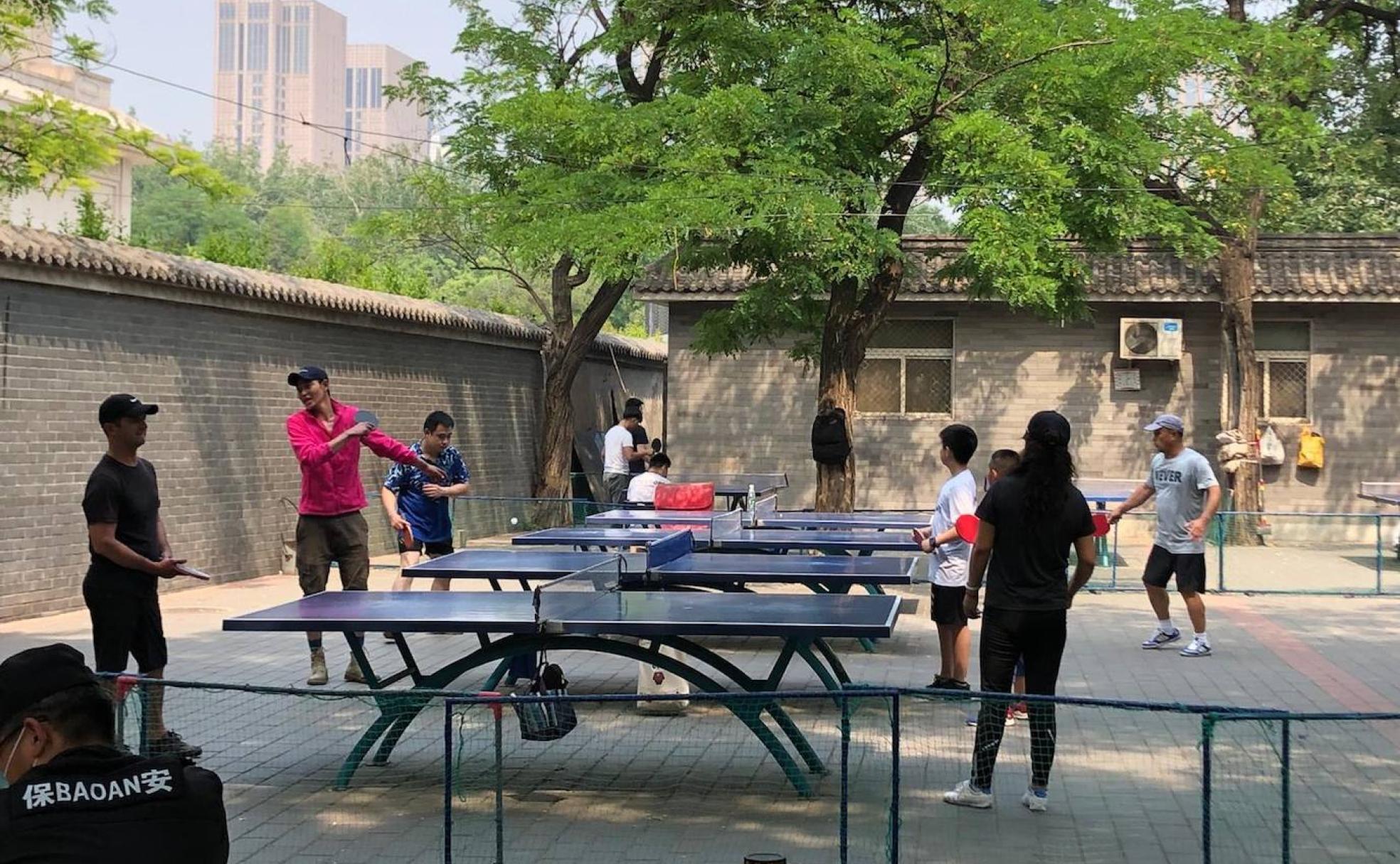 Vecinos de Pekín en un parque y sin mascarillas.