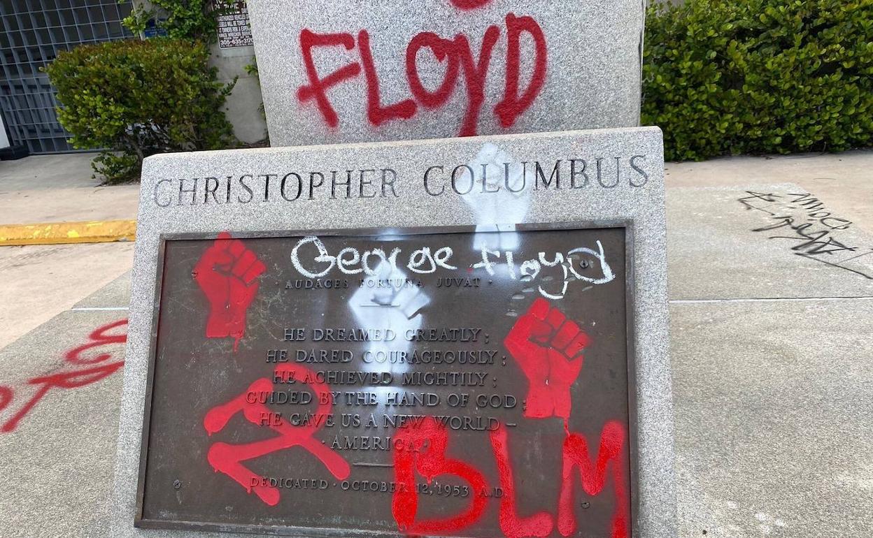 Pintadas en una estatua dedicada a Colón.