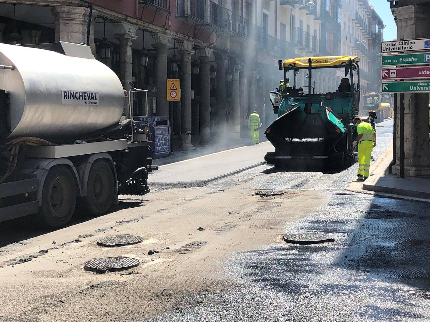 Las obras de asfaltado entre Poniente y Fuente Dorada han causado importantes retenciones de tráfico. 