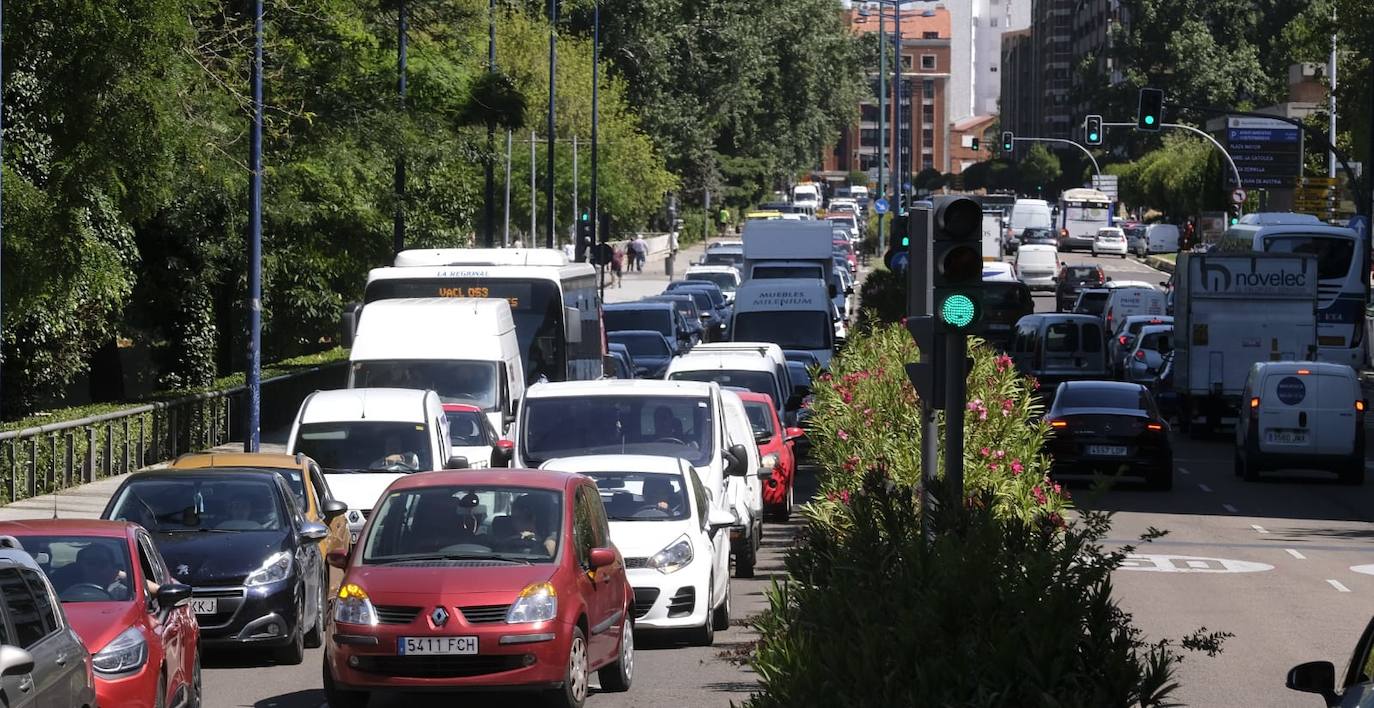 Las obras de asfaltado entre Poniente y Fuente Dorada han causado importantes retenciones de tráfico. 