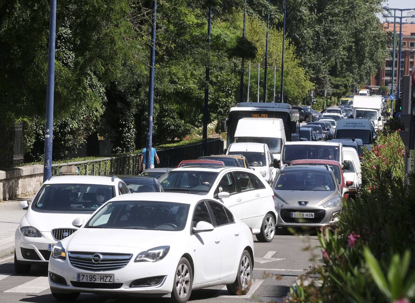 Las obras de asfaltado entre Poniente y Fuente Dorada han causado importantes retenciones de tráfico. 