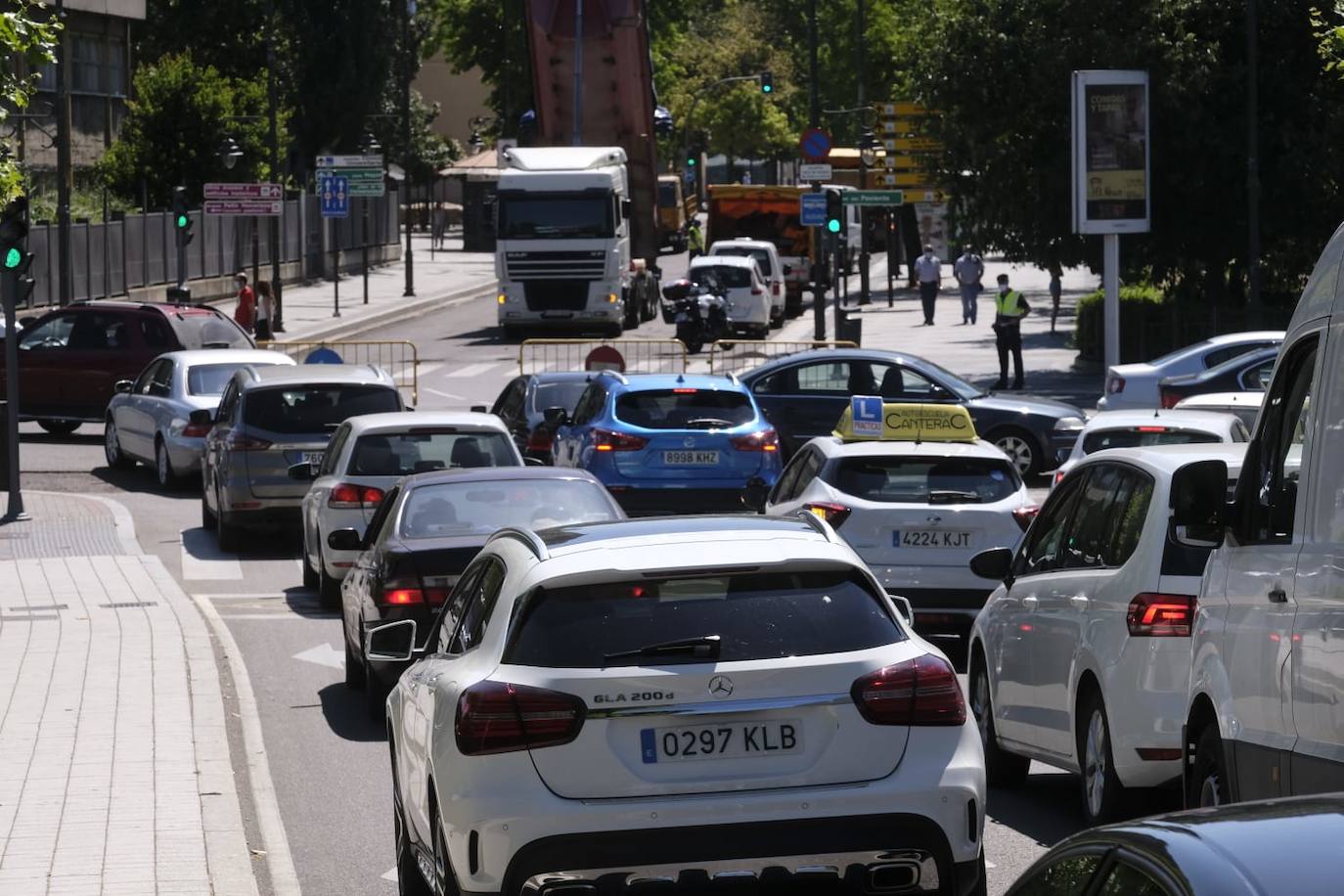 Las obras de asfaltado entre Poniente y Fuente Dorada han causado importantes retenciones de tráfico. 