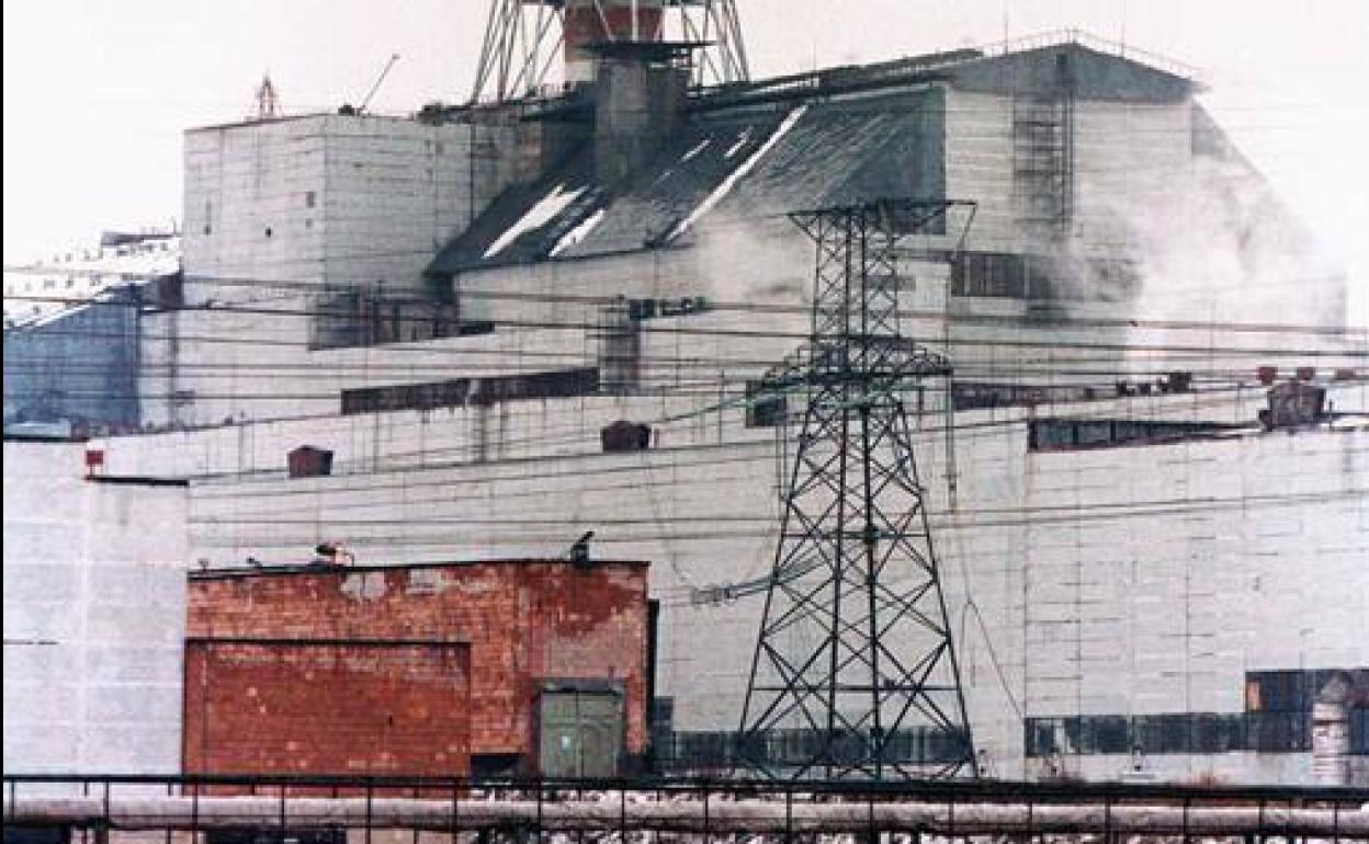 Central nuclear de Chrnóbil, con el sarcófago de hormigón que encierra el núcleo afectado por el accidente del 1986.