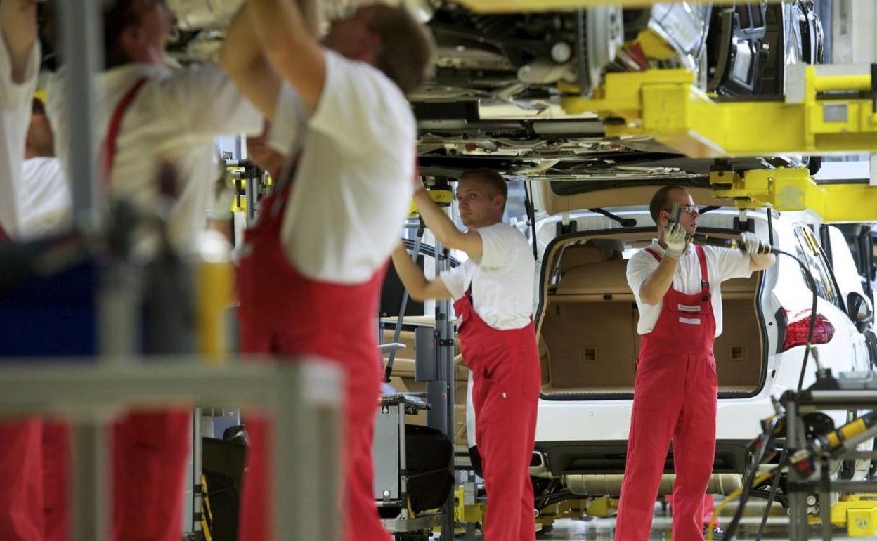 Empleados en una fábrica de coches.