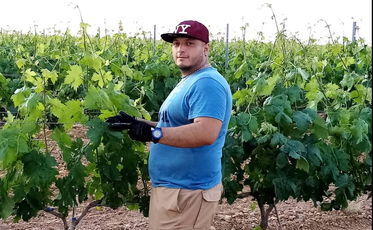 Juan Sebastián Medina posa en la finca donde trabaja. 