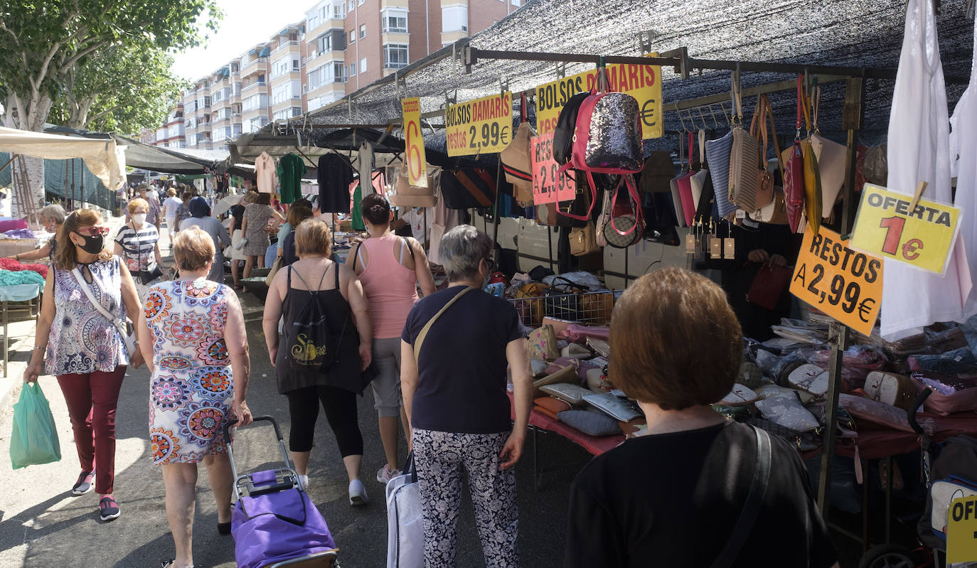 Los puestos de venta ambulante retoman su actividad con rutas señalizadas y más reparación entre puestos, después de tres meses largos de parón