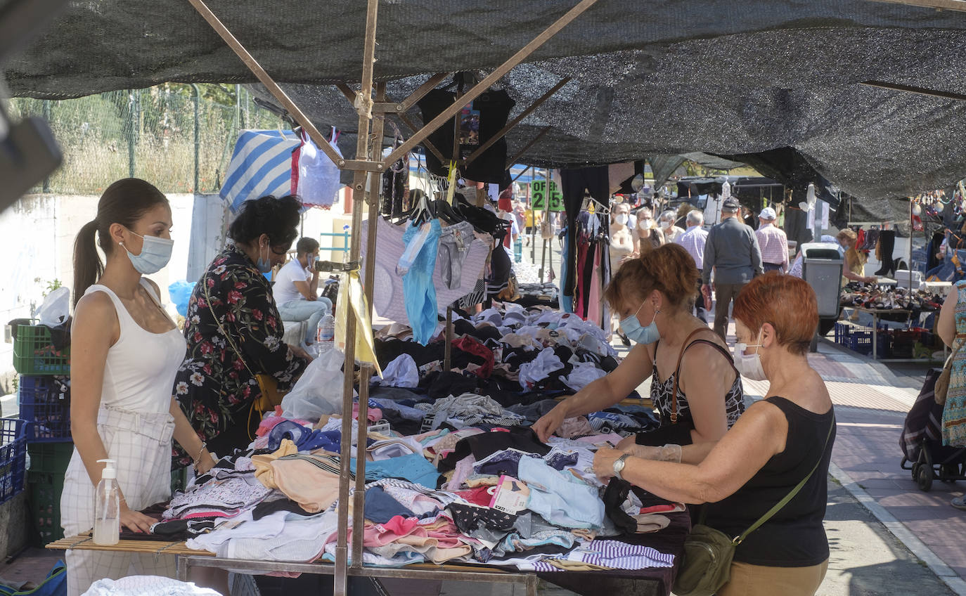 Los puestos de venta ambulante retoman su actividad con rutas señalizadas y más reparación entre puestos, después de tres meses largos de parón