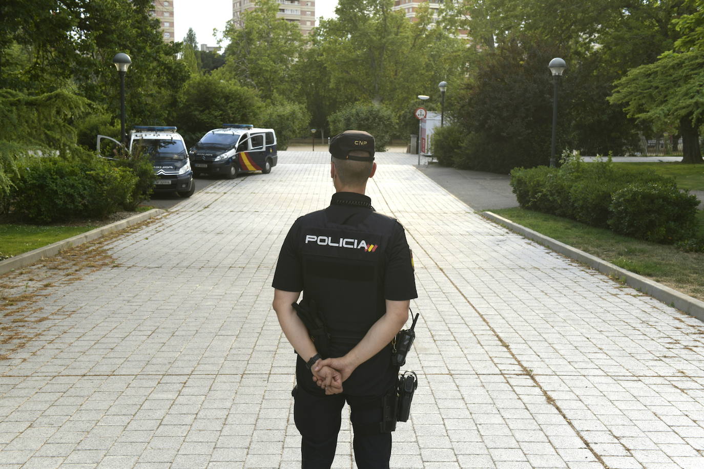 Agentes de la Policía Municipal, Nacional y Protección Civil impiden el acceso a Las Moreras en la noche de San Juan